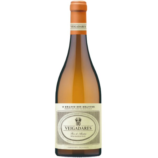 Botella de Albariño Veigadares D.O. Rías Baixas con etiqueta clásica texturizada y cápsula naranja para distribución exclusiva al por mayor en restaurantes y vinotecas de prestigio por L'abuela Maruchi en Cantabria.
