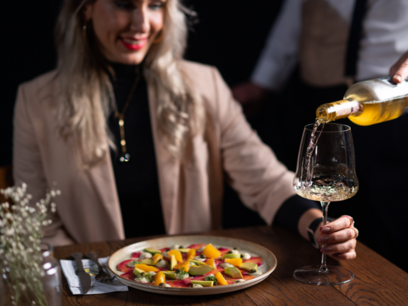 Menos botellas paradas y más margen: cómo optimizar la carta de vinos de tu restaurante